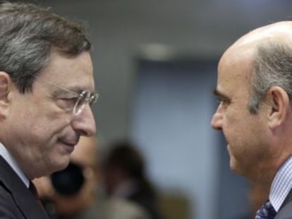 El presidente del BCE, Mario Draghi (izquierda) y el ministro de Econom&iacute;a, Luis de Guindos, en una foto de archivo.