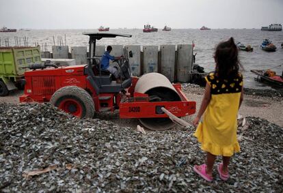 Una niña en un lugar de construcción de Yakarta (Indonesia) el 22 de agosto.