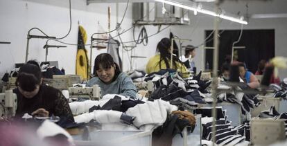 Trabajadoras de una fábrica de textil en China.