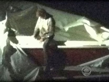 Dzhokhar Tsarnaev, sospechoso de los atentados en el maratón de Bostón, se entrega a la policía.