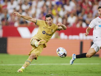 Lewandowski remata a gol en una jugada del partido.