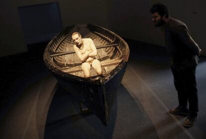 'Man in a Boat' (Ron Mueck).