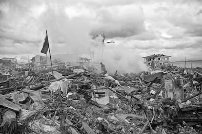 "En noviembre de 2013 tome un vuelo en Filipinas desde la base militar de Cebú City hasta Taclobán para poder captar las consecuencias del apocalíptico tifón Haiyan, que había dejado un rastro de unos 7.000 muertos y la ciudad de Taclobán tan devastada, llena de revueltas y de saqueadores que se había decretado estado de sitio y las patrullas militares fuertemente armadas intentaban controlar la situación. Ésta era tan grave que allí solo se podía llegar embarcando en un vuelo militar junto a los soldados, ya que no quedaba nada del aeropuerto y masas de gente aguardaban para ser evacuados. A escasa distancia de la zona de aterrizaje los cadáveres aparecían por todas partes. Esta serie fotográfica, premiada con tres oros y un bronce en el Festival de París (Px3) 2014, constituye un intento fotoperiodístico de exponer las devastadoras y terriblemente dramáticas consecuencias de la catástrofe".