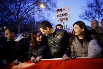 El secretario general del PSOE, Pedro Sánchez (c), junto con la secretaria del PSM Sara Hernández (i), durante su asistencia esta tarde en Madrid a una manifestación para conmemorar el Día de la Mujer.