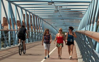 El carril del anillo comparte espacio con los peatones en muchos trechos.