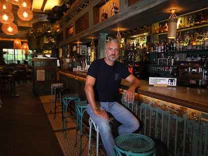 Alberto Delgado, empresario del ocio nocturno, en Areia, uno de sus locales en Madrid, cerrado.