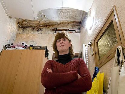 Carmen Lorente, víctima de acoso inmobiliario, en su casa de la calle de Robadors, 33, de Barcelona.