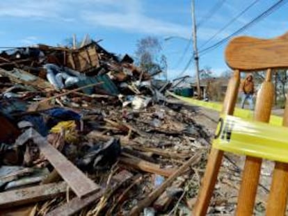 Un hombre camina junto a los escombros de una casa que fue destruida tras el paso del ciclón "Sandy" la semana pasada, en el barrio New Dorp Beach de Staten Island, Nueva York (EEUU).