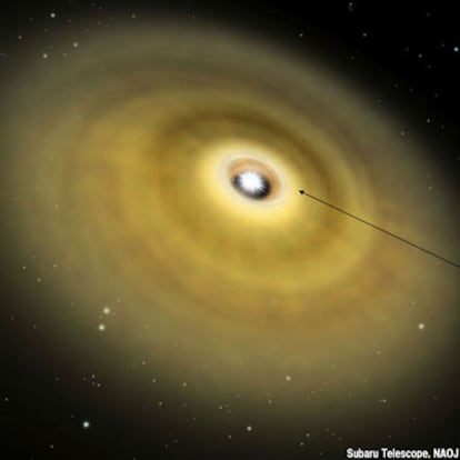 Ilustración de un astro con un disco protoplanetario y una región central, señalada con la flecha, en la que se concentran los minúsculos diamantes.