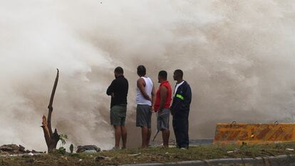 La gente observa el oleaje provocado por el huracán 'Beryl' en Santo Domingo, República Dominicana, el 2 de julio.