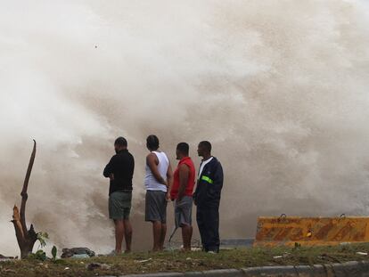 La gente observa el oleaje provocado por el huracán 'Beryl' en Santo Domingo, República Dominicana, el 2 de julio.
