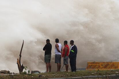 La gente observa el oleaje provocado por el huracán 'Beryl' en Santo Domingo, República Dominicana, el 2 de julio.