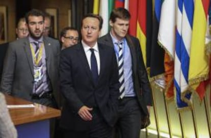 El primer ministro británico, David Cameron (c), a su salida del edificio del Consejo Europeo en el marco de la Cumbre de la Unión Europea en Bruselas (Bélgica).