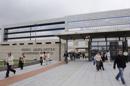 Empleados públicos saliendo de la sede del Gobierno vasco en Vitoria