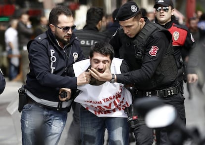 Policías arrestan a manifestantes que intentan alcanzar la plaza Taksim durante la marcha del Día Internacional de los Trabajadores en Estambul (Turquía).
