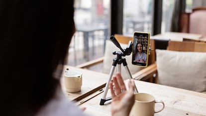 Perfectos para realizar videollamadas sin necesidad de sujetar el móvil y sin vibraciones. GETTY IMAGES.