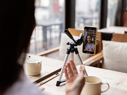 Perfectos para realizar videollamadas sin necesidad de sujetar el móvil y sin vibraciones. GETTY IMAGES.