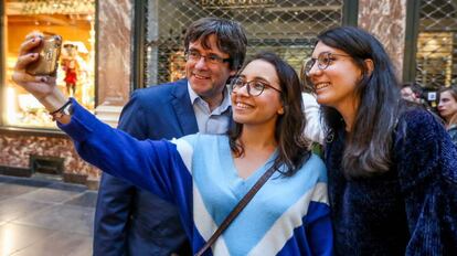 Puigdemont con dos turistas españolas, este lunes en Bruselas.