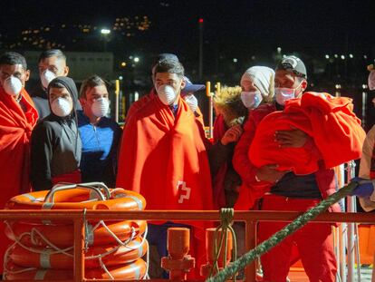 Llegada de 65 inmigrantes de origen argelino al puerto granadino de Motril, este viernes.