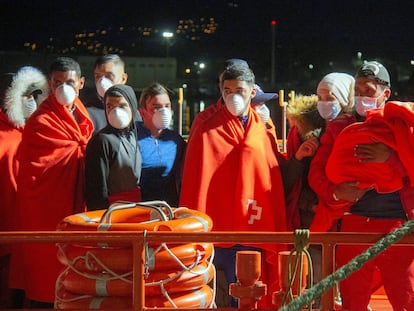 Inmigrantes de origen argelino rescatados por Salvamento Marítimo, a su llegada al puerto de Motril (Granada), el pasado mayo.