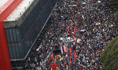 In&iacute;cio da manifesta&ccedil;&atilde;o na avenida Paulista, ainda pac&iacute;fica. 