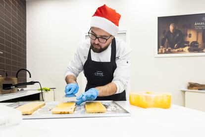 Un turronero prepara turrones de yema en la tienda de Madrid.