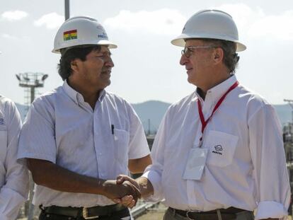 El Presidente de Repsol, Antonio Brufau, y el Presidente de Bolivia, Evo Morales, tras la visita que han realizado al campo Margarita-Huacaya.