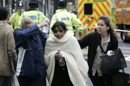 Una mujer es atendida por los servicios de emergencia por fuera del metro de Edgware Road.