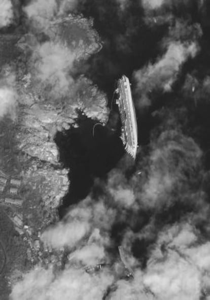 El 'Costa Concordia', visto desde el espacio.