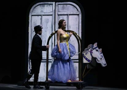Cendrillon (Juliane Stolzenbach Ramos) después de la transformación que experimenta al final de la primera escena en la producción estrenada en el Teatro Real.