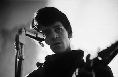 Lou Reed actuando el 13 de enero de 1966 en Nueva York con The Velvet Underground.
  