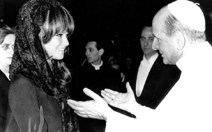 Claudia Cardinale y el papa Pablo VI. 