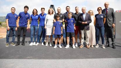 Representants del club i de la família Cruyff, en la col·locació de la primera pedra de l'Estadi Johan Cruyff.