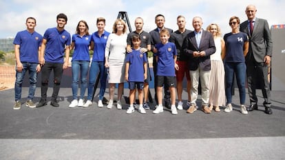 Representantes del club y de la familia Cruyff, en la colocaci&oacute;n de la primera piedra del Estadio Johan Cruyff