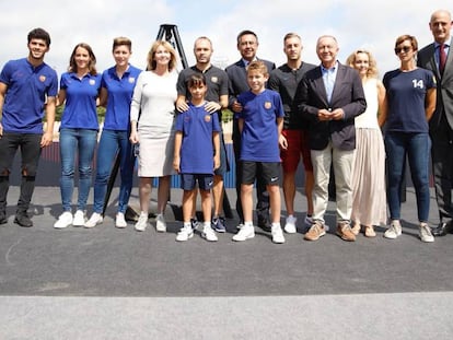 Representantes del club y de la familia Cruyff, en la colocaci&oacute;n de la primera piedra del Estadio Johan Cruyff