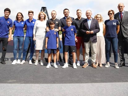 Representantes del club y de la familia Cruyff, en la colocaci&oacute;n de la primera piedra del Estadio Johan Cruyff