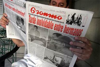 Un hombre lee en La Habana el <i>Granma,</i> el periódico oficial del Partido Comunista, con fotografías del encuentro entre Fidel Castro y Hugo Chávez.