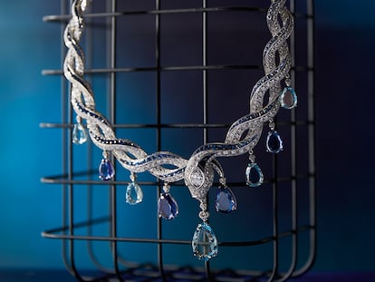 El Serpenti Blue Heaven, compuesto de cuatro tanzanitas, cinco aguamarinas y dos diamantes, todos en forma de pera,
engastados en un collar con más de 200 pequeños zafiros.