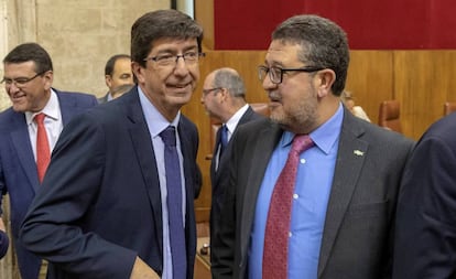 Vox deputy Francisco Serrano (r) inside the Andalusian parliament.