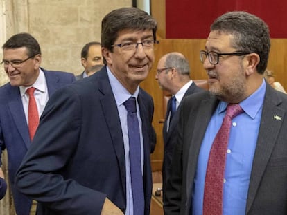 Vox deputy Francisco Serrano (r) inside the Andalusian parliament.