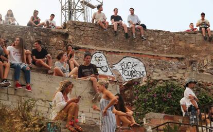 Pintadas contra el turismo en las baterias antiaéreas de El Carmel en Barcelona.