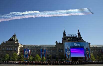 Fuerza aérea rusa sobrevuela la plaza Roja de Moscú durante el desfile del Día de la Victoria.