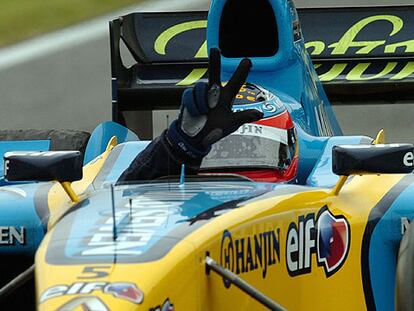 Fernando Alonso, triunfador en Imola, muestra con sus dedos sus tres victorias.