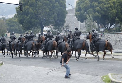 Después de marchar en algunos casos cientos de kilómetros, los manifestantes han llegado a la capital con el propósito de forzar al presidente a retirar o a negociar su batería de ajustes económicos. La tensión se ha disparado este martes tarde en los alrededores de la Asamblea Nacional, en vísperas de un paro nacional convocado para este miércoles. "¡Fuera Moreno!" era la consigna más coreada. En la imagen, un manifestante intenta lanzar un poste a la policía a caballo.