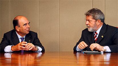 Emilio Botín, presidente del SCH, con Luiz Inácio Lula, presidente de Brasil, ayer durante un encuentro en Brasilia.