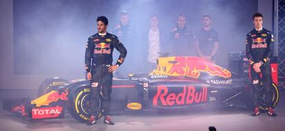 Daniel Ricciardo y Daniil Kvyat presentan el bólido RB11 para la temporada 2016.