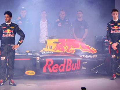 Daniel Ricciardo y Daniil Kvyat presentan el b&oacute;lido RB11 para la temporada 2016.