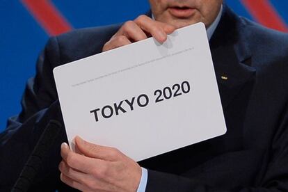 Jacques Rogge muestra el nombre de Tokio, elegida para organizar los Juegos Olímpicos 2020