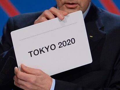 Jacques Rogge muestra el nombre de Tokio, elegida para organizar los Juegos Olímpicos 2020