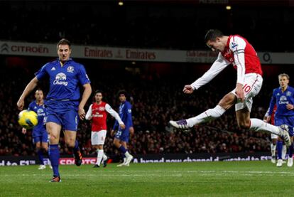 Van Persie, en el momento de empalmar el balón que acabó en gol.